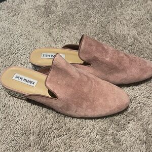 Suede pink loafer with pearl heel